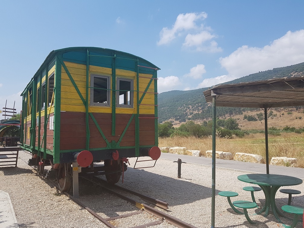 מעיין אלרואי ותחנת רכבת העמק המשוחזרת – שכשוך לצד היסטוריה