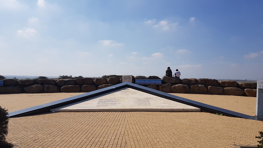 אנדרטת החץ השחור – אתר זיכרון ומורשת קרב של הצנחנים