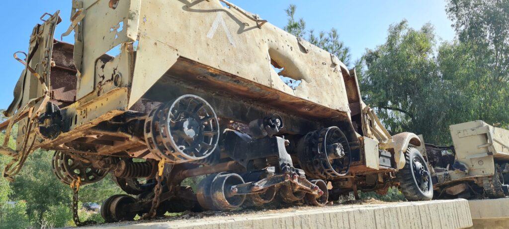 אנדרטת עוצבת אגרוף ורומח