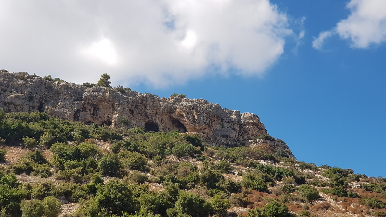 מערת אורנית: מערות האדם הקדמון עם נוף מרהיב