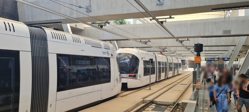 תחנת אליפלט טיולים לאורך הקו האדום של הרכבת הקלה במרכז