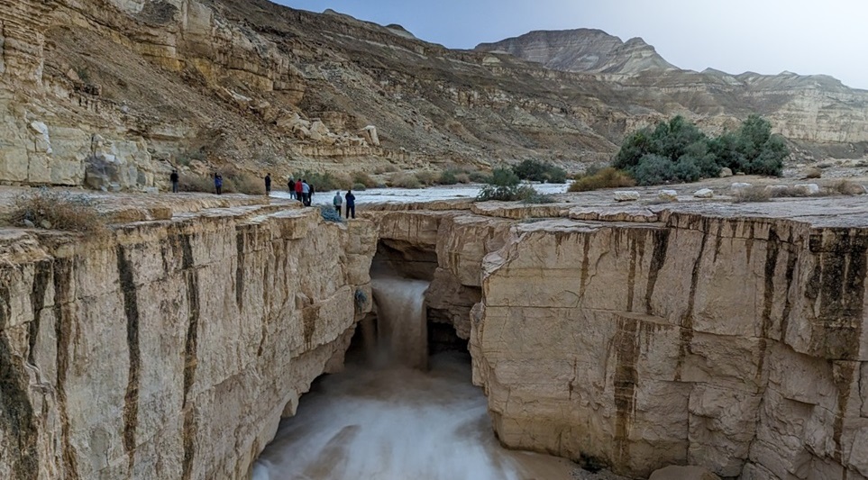 המרפסת של נחל צין: תצפית מושלמת לגל ראשון בתקופת השטפונות