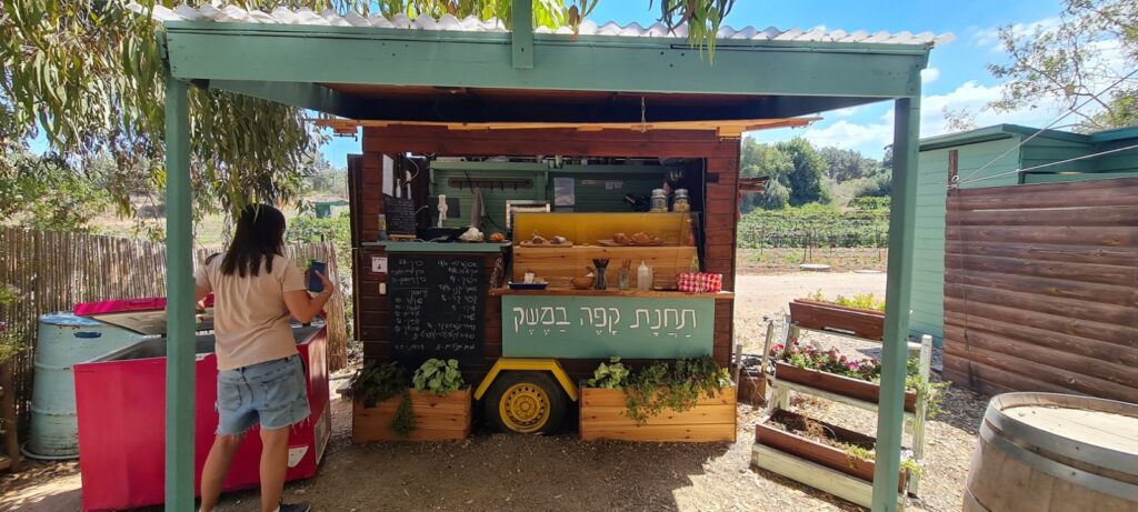 תחנת קפה במשק: עגלת קפה משק אופיר