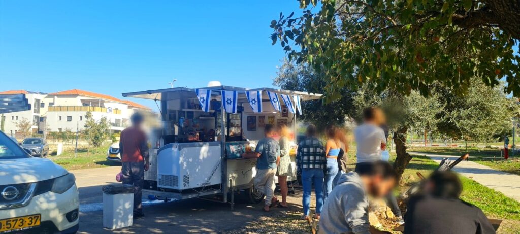 קפה במעיין: עגלת קפה לצד מעיין אלרואי