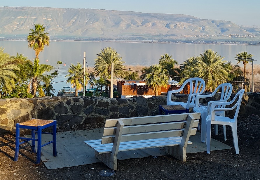 ארתור קפה: עגלת קפה מול נוף הכנרת והרי הגולן