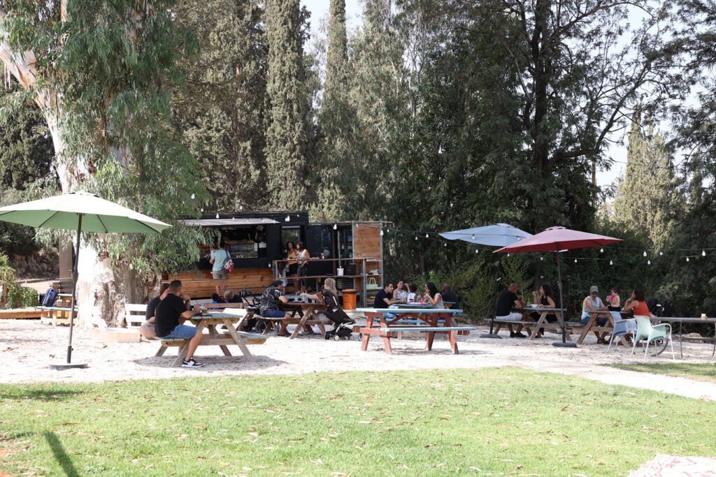 באדיבות אקיבוץ: עגלת קפה בחורשים