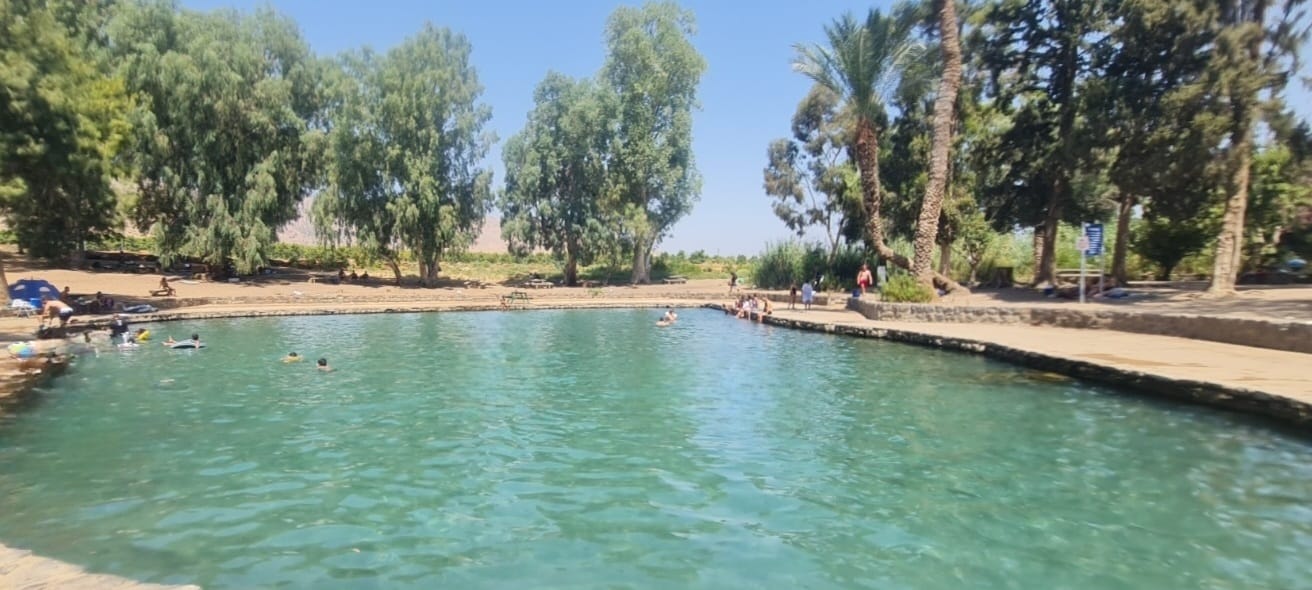 עין מודע על האש לצד מקורות מים: בואו לנפנף ולטבול