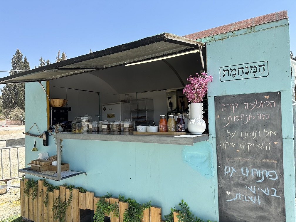 באדיבות: המנחמת: עגלת קפה בקיבוץ כפר מנחם