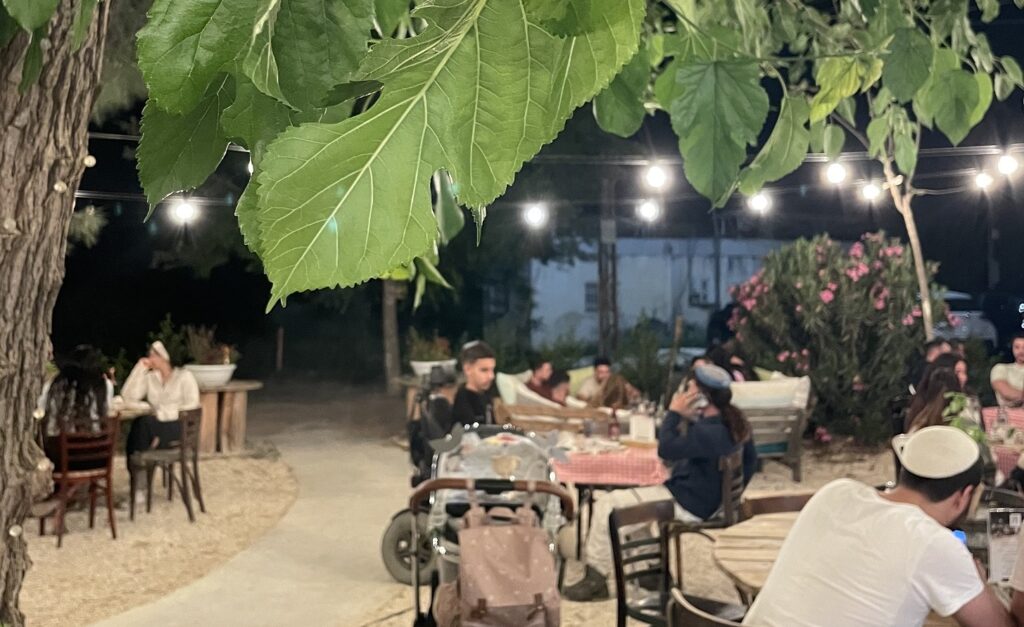 באדיבות: מיימונ'ס מקום בכפר: עגלת קפה בכפר מימון