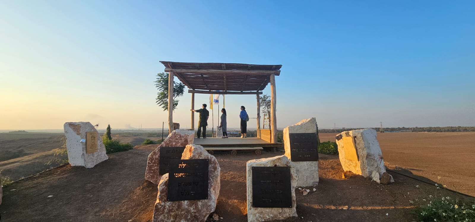 אנדרטת התצפיתניות ליד נחל עוז