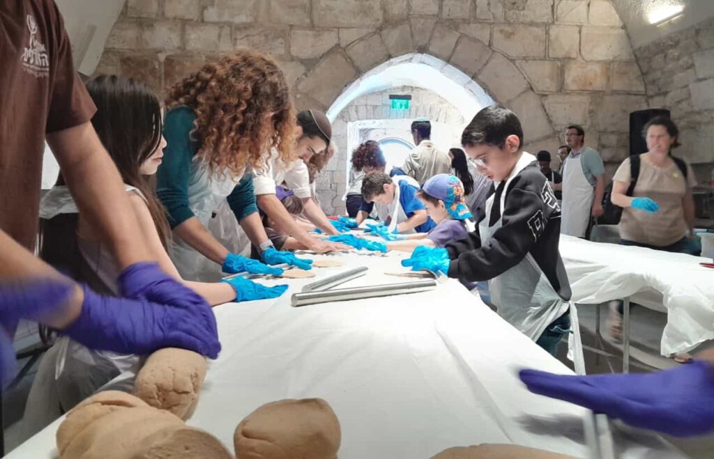 האפיית מצות באתרי מורשת צילום מצות בית אל