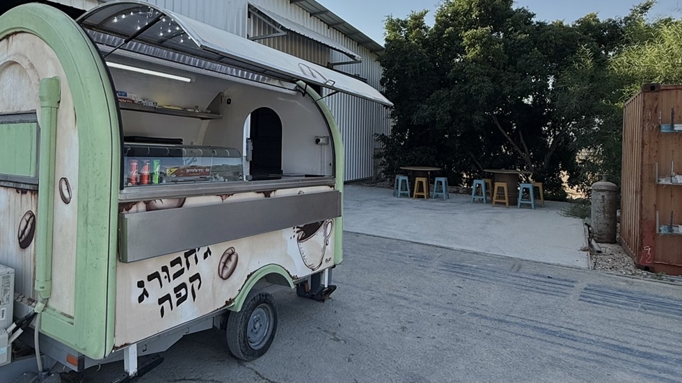 באדיבות: הג'חנון של יובי: עגלה במושב עזריקם עם אוכל ביתי מפנק