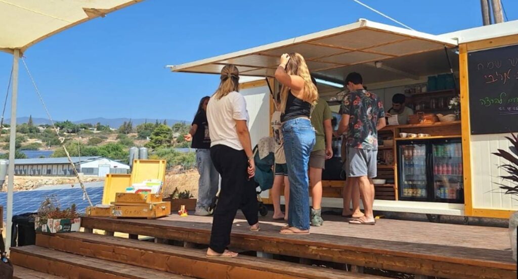 באדיבות אלבי קנטינה גינה: עגלת קפה בקיבוץ קדרים