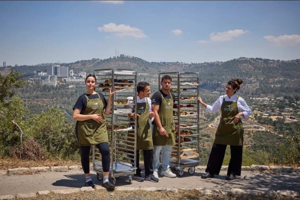 באדיבות הסטף The Sataf: בייקרי פטיסרי בלב היער בהרי ירושלים