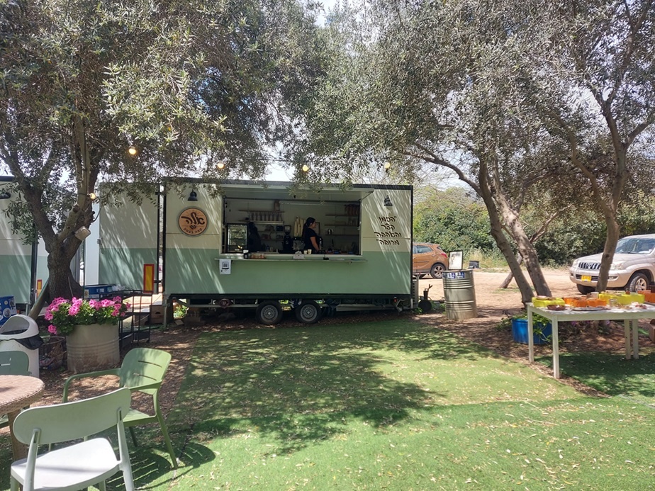 באדיבות:  אלה קפה בעמק: עגלת קפה בקיבוץ בית גוברין