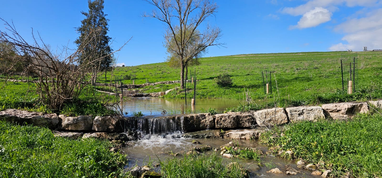 נחל זהורה: סכרוני נחל זהורה ובית המכשפה בשביל מגידו