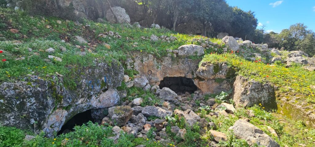 השביל האדום המוביל אל חרבת כרך ונחל רקפת