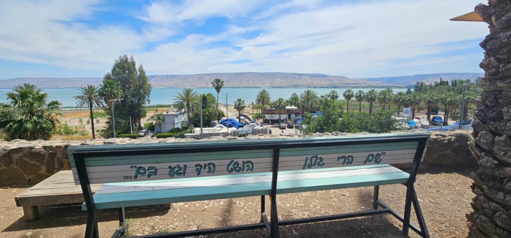 ארתור קפה: עגלת קפה מול נוף הכנרת והרי הגולן