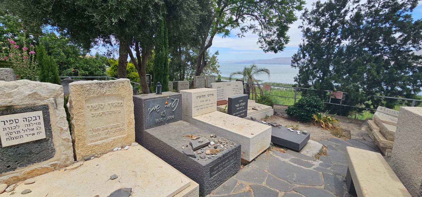 בית הקברות כנרת – אתר מורשת ותיירות בלב ההיסטוריה הציונית