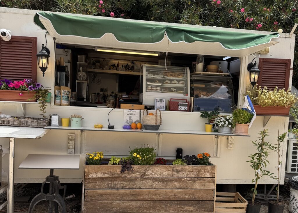 באדיבות קפה קנל: עגלת קפה במושב תלמי אלעזר