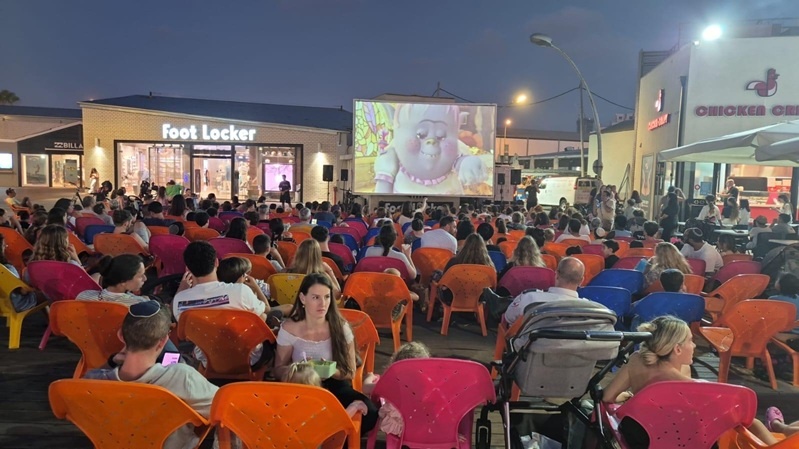 הקרנת סרטים מדובבים תחת כיפת השמיים בנמל תל אביב. צילום יחצ