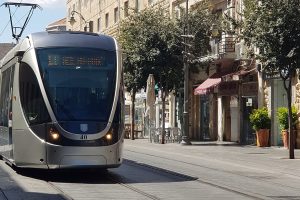 הרכבת הקלה בירושלים מטיילים עם תחבורה ציבורית בירושלים