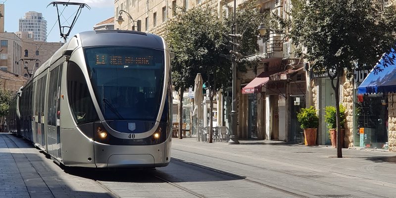 הרכבת הקלה בירושלים מטיילים עם תחבורה ציבורית בירושלים