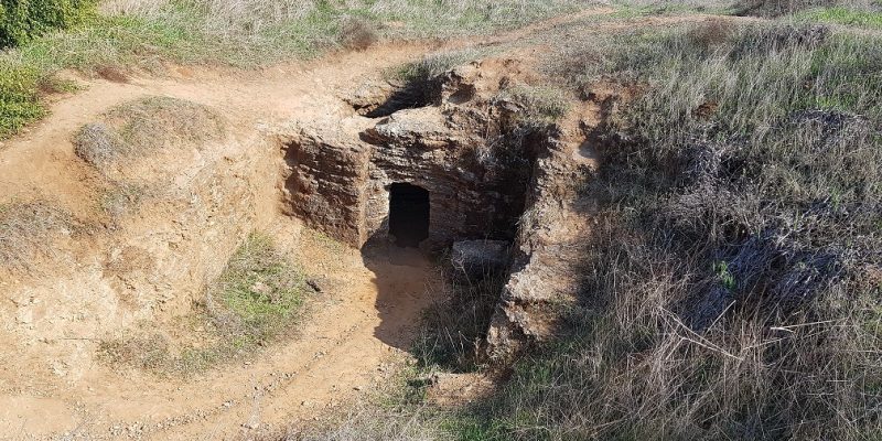 מערות אפקה - טיול פריחה לצד מערכות קבורה עתיקות