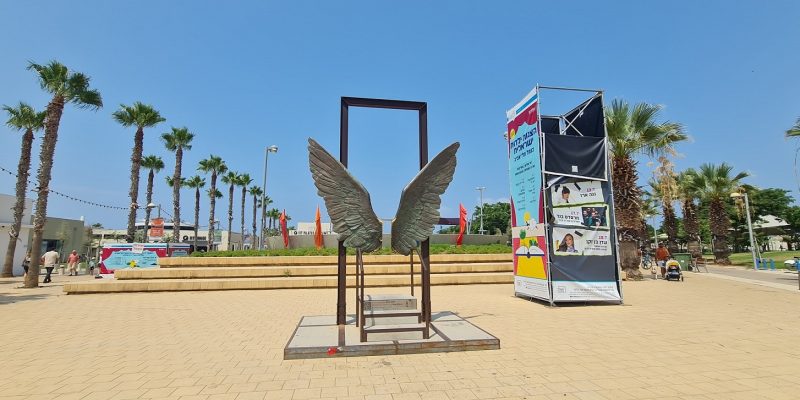 פסל כנפי המלאך בנמל תל אביב