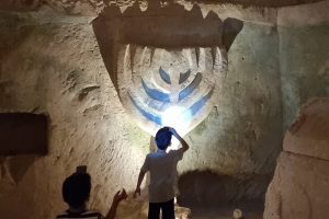 סיור במערות המנורה בגן לאומי בית שערים