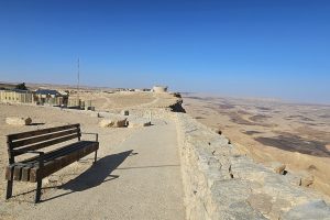 המרפסת בטיילת אלברט – שפת מכתש רמון