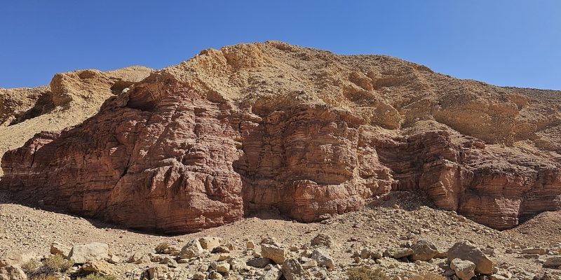 הסלעים הופכים אדומים ככל שמתקרבים אל הקניון האדום