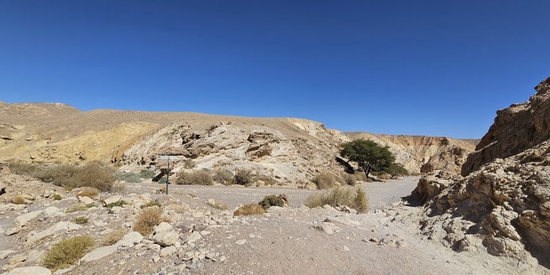 צומת דרכים שמובילה אל נחל שני מחניון הרכבים