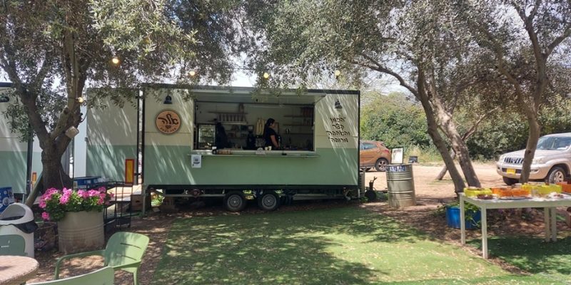 באדיבות אלה קפה בעמק: עגלת קפה בקיבוץ בית גוברין