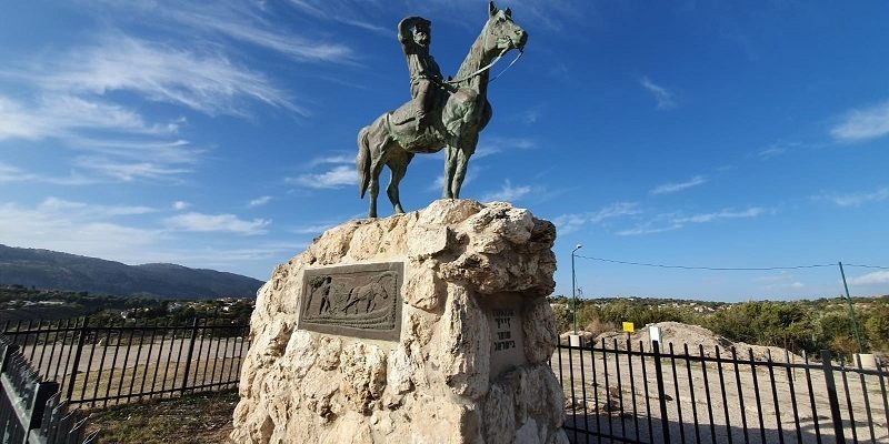 פסל אלכנסדר זייד - "השומר" - בית שערים