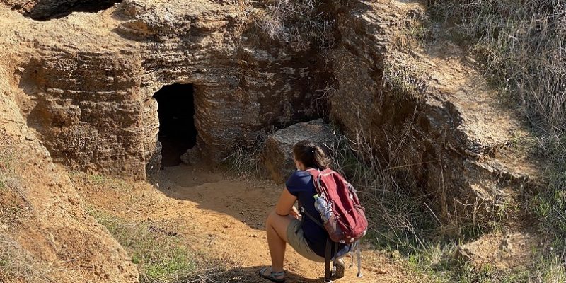 מערות אפקה - טיול פריחה לצד מערכות קבורה עתיקות