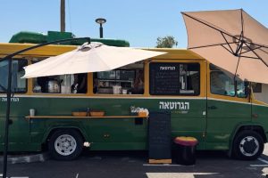 באדיבות הגרוטאה: פודטראק המבורגר ובשר בקיבוץ הגושרים