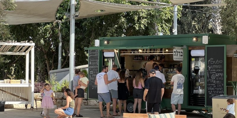 באדיבות ברלה: עגלת קפה בבית ברל