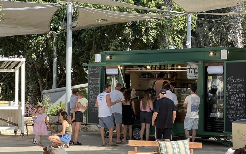 באדיבות ברלה: עגלת קפה בבית ברל