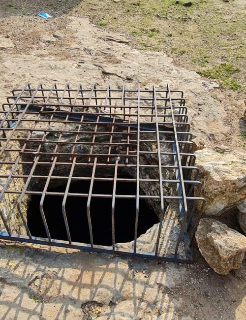 שביל הבארות והבורות – פארק בריטניה