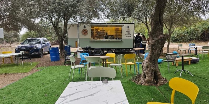 באדיבות אלה קפה בעמק: עגלת קפה בקיבוץ בית גוברין