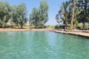 עין מודע על האש לצד מקורות מים: בואו לנפנף ולטבול