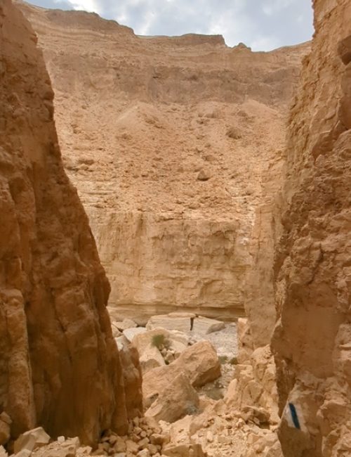 מצוקים אדירים בדרך אל המעוק בנחל חימר