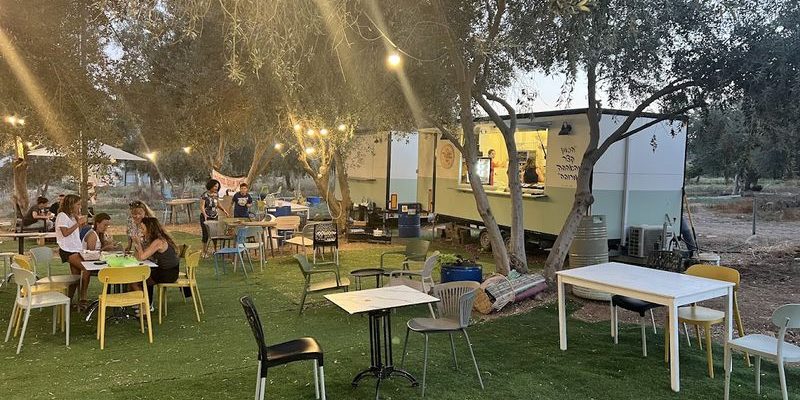 באדיבות אלה קפה בעמק: עגלת קפה בקיבוץ בית גוברין