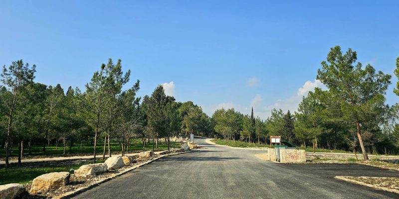 הכניסה המשופצת לחניון אורן זמיר