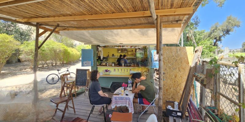 הנודדת: עגלת קפה בבית אלפא