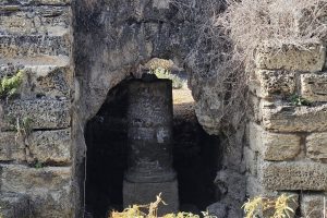 אבן המייל אבן זו מציינת את המיל הרביעי בדרך מקיסריה