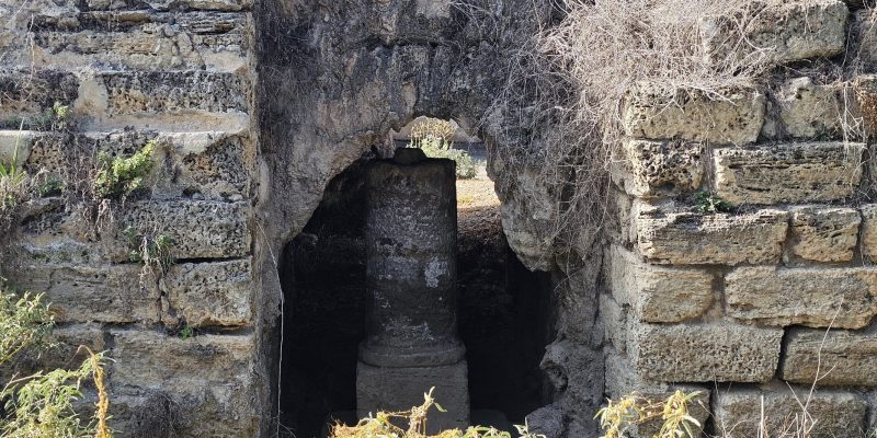 אבן המייל אבן זו מציינת את המיל הרביעי בדרך מקיסריה