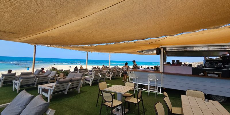מסעדת "החוף" בחוף האקוודוקט קיסריה