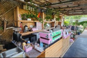 ברקה בר קפה: עגלת קפה בתוך משתלת שלומית